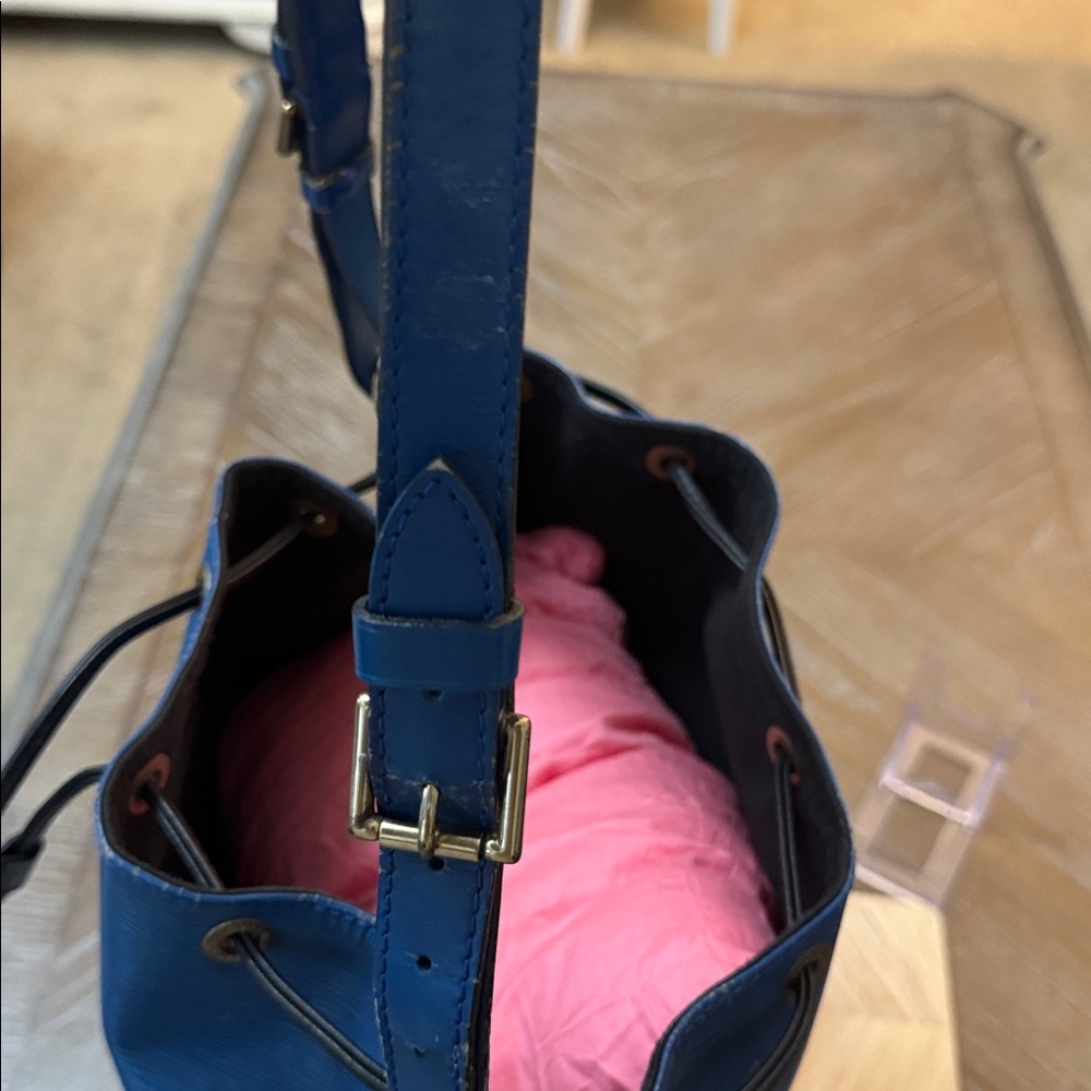 Louis Vuitton Epi Noé bucket bag in Toledo blue leather. - Picture 7 of 15